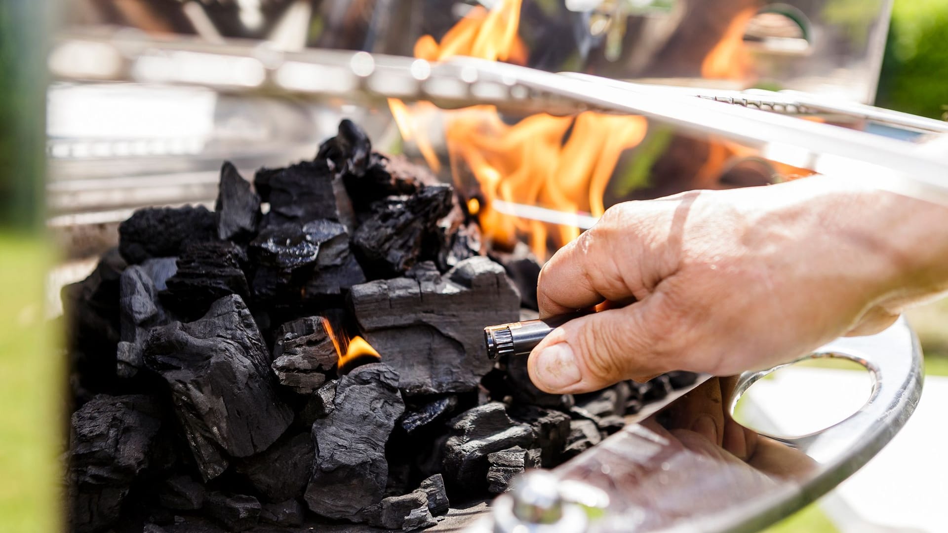 Kohle oder Briketts? Auf Anlass und Grillgut kommt es an