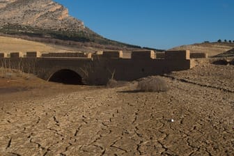 Ein ausgetrocknetes Wasserreservoir in Spanien: Europa ist einem aktuellen EU-Bericht zufolge nicht hinreichend auf die Folgen der Klimakrise vorbereitet.