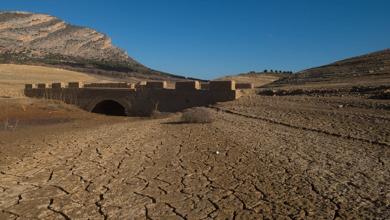 Ein ausgetrocknetes Wasserreservoir in Spanien: Europa ist einem aktuellen EU-Bericht zufolge nicht hinreichend auf die Folgen der Klimakrise vorbereitet.