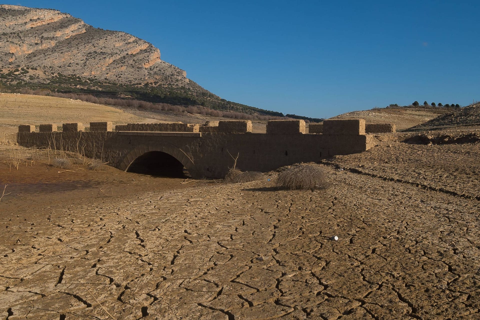 Ein ausgetrocknetes Wasserreservoir in Spanien: Europa ist einem aktuellen EU-Bericht zufolge nicht hinreichend auf die Folgen der Klimakrise vorbereitet.