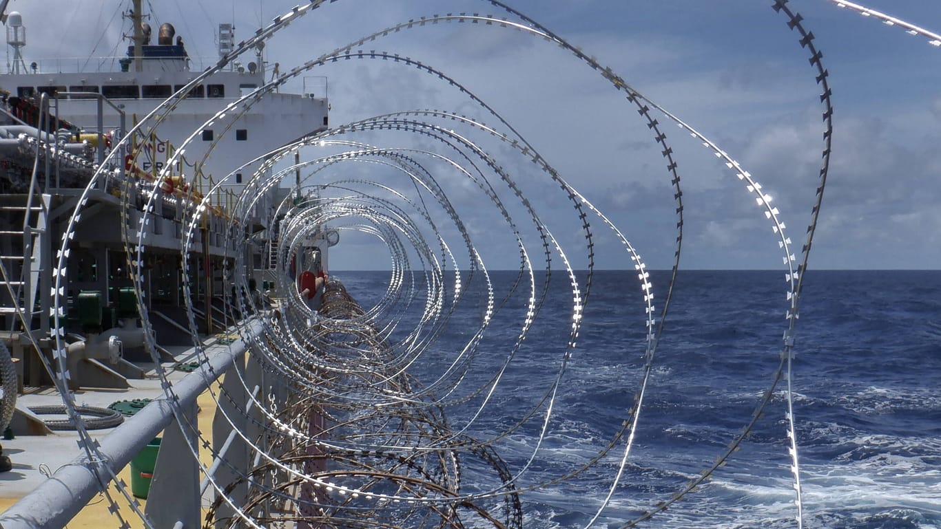 Stacheldraht am Schiff (Archivbild): Vor Somalia werden Piraten wieder aktiver.