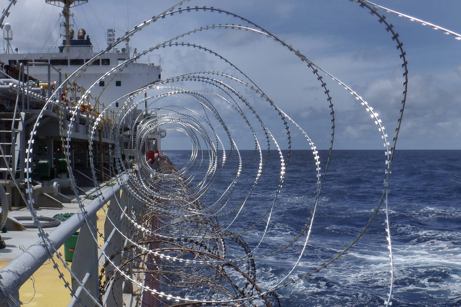 Stacheldraht am Schiff (Archivbild): Vor Somalia werden Piraten wieder aktiver.