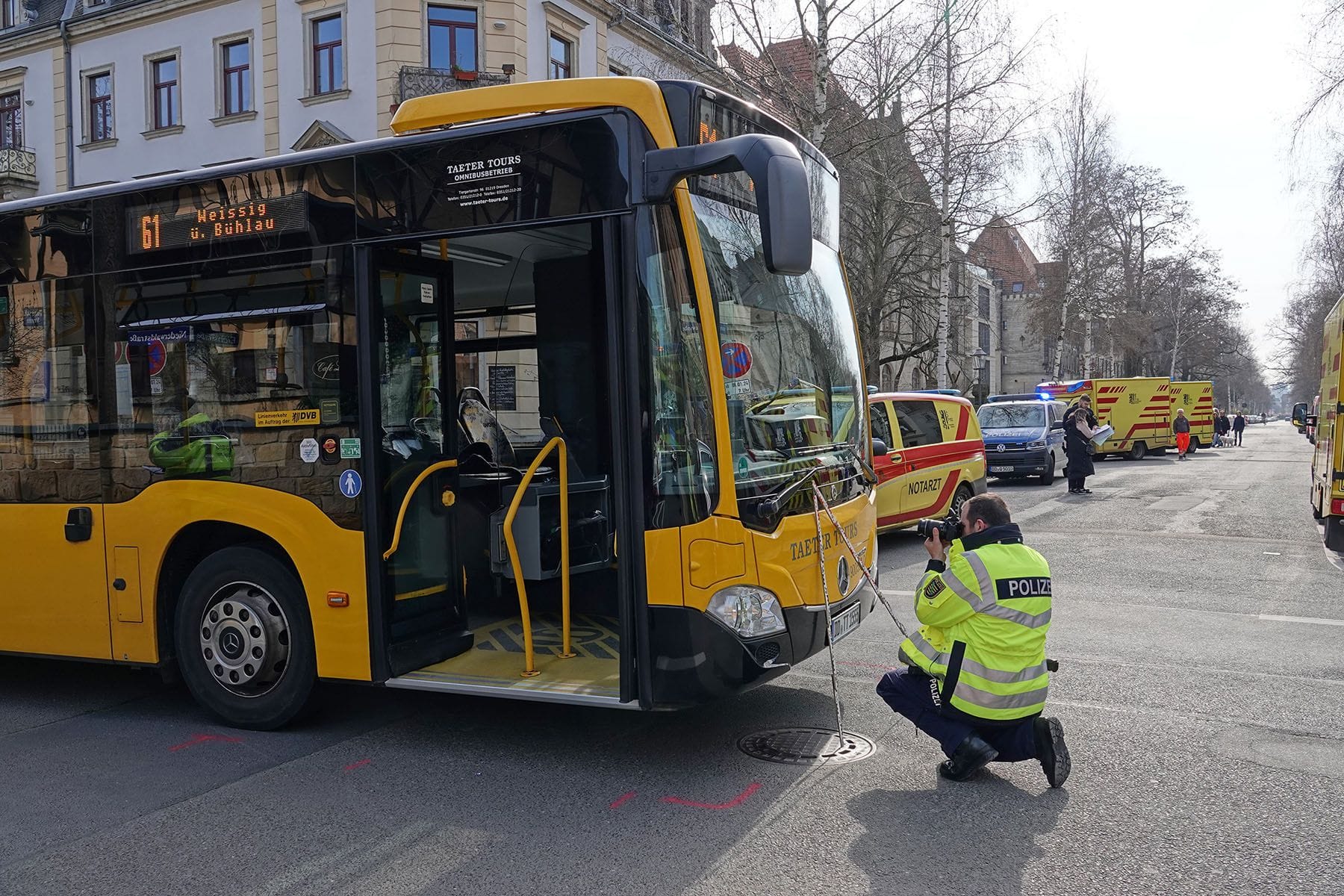 VU PKW kollidierte mit Linienbsu - 10 Verletzte nach Gefahrenbremsung