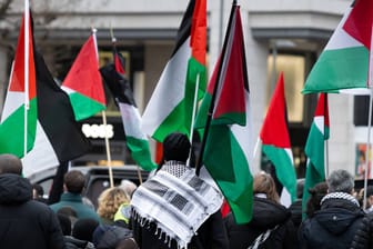 Menschen bei einer Pro-Palästina-Demo in Frankfurt (Archivbild): Das Motto der Kundgebung gilt als juden- und israelfeindlich.