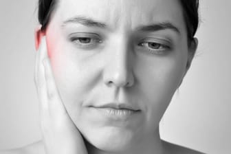 Eine Person fasst sich an den Kopf (Symbolbild): Rücken-, Kopf- und Gelenkschmerzen gehören zu den häufigsten Arten chronischer Schmerzen.