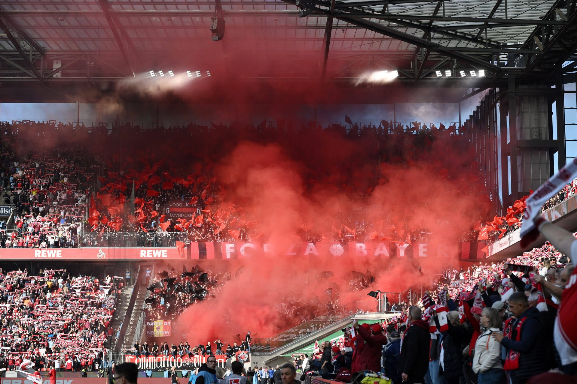 Nach dem Spiel zwischen Köln und Leverkusen kam es zu Ausschreitungen: Die Verantwortlichen des 1. FC Köln appellieren vor dem Derby gegen Gladbach an die Fans.