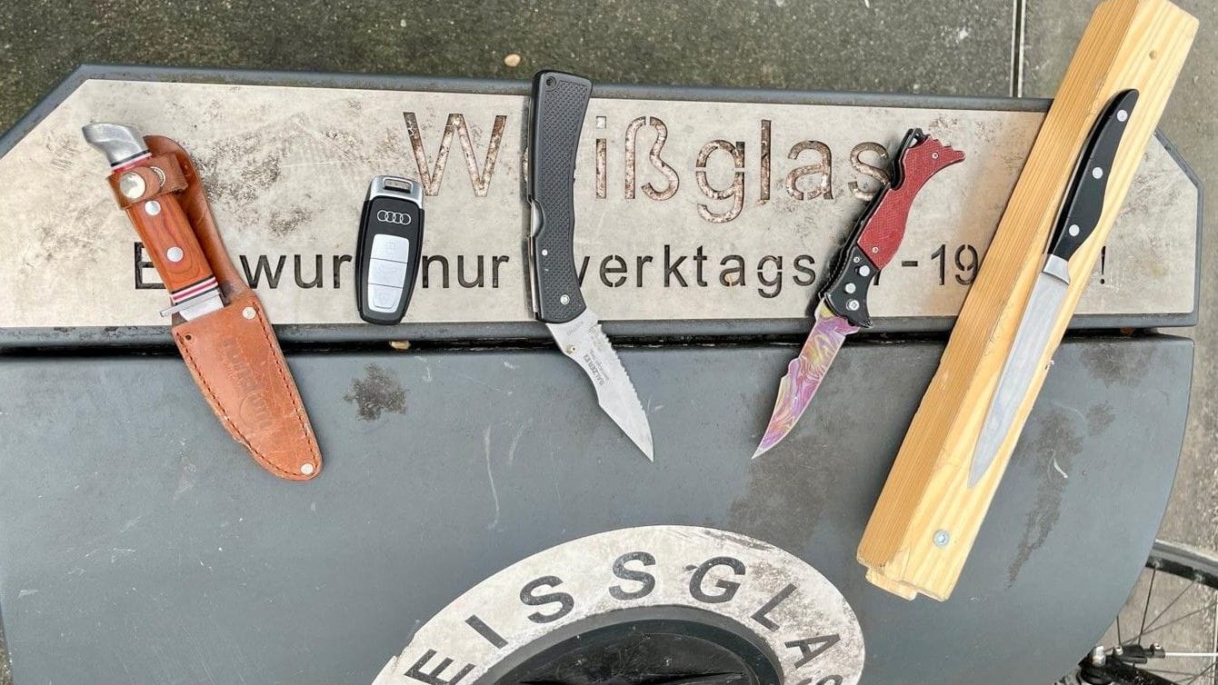 Nicht nur Drogen, auch Messer stellte die Polizei sicher.