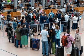 Reisende warten am Hamburger Flughafen (Archivbild): Am Donnerstag wird wieder gestreikt.