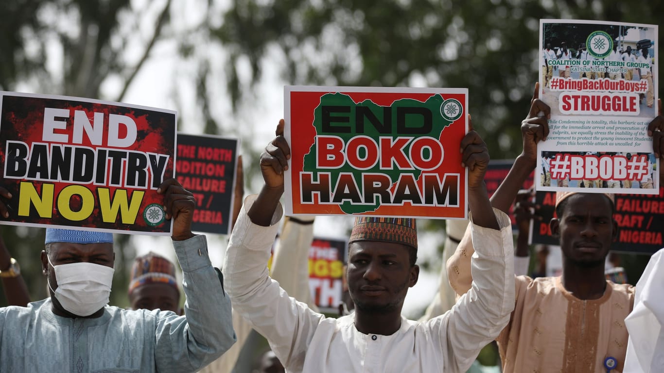 Demonstranten in Nigeria fordern die Sicherheitskräfte des Landes auf, eine Gruppe entführter Schulkinder zurückzubringen. (Archivbild).