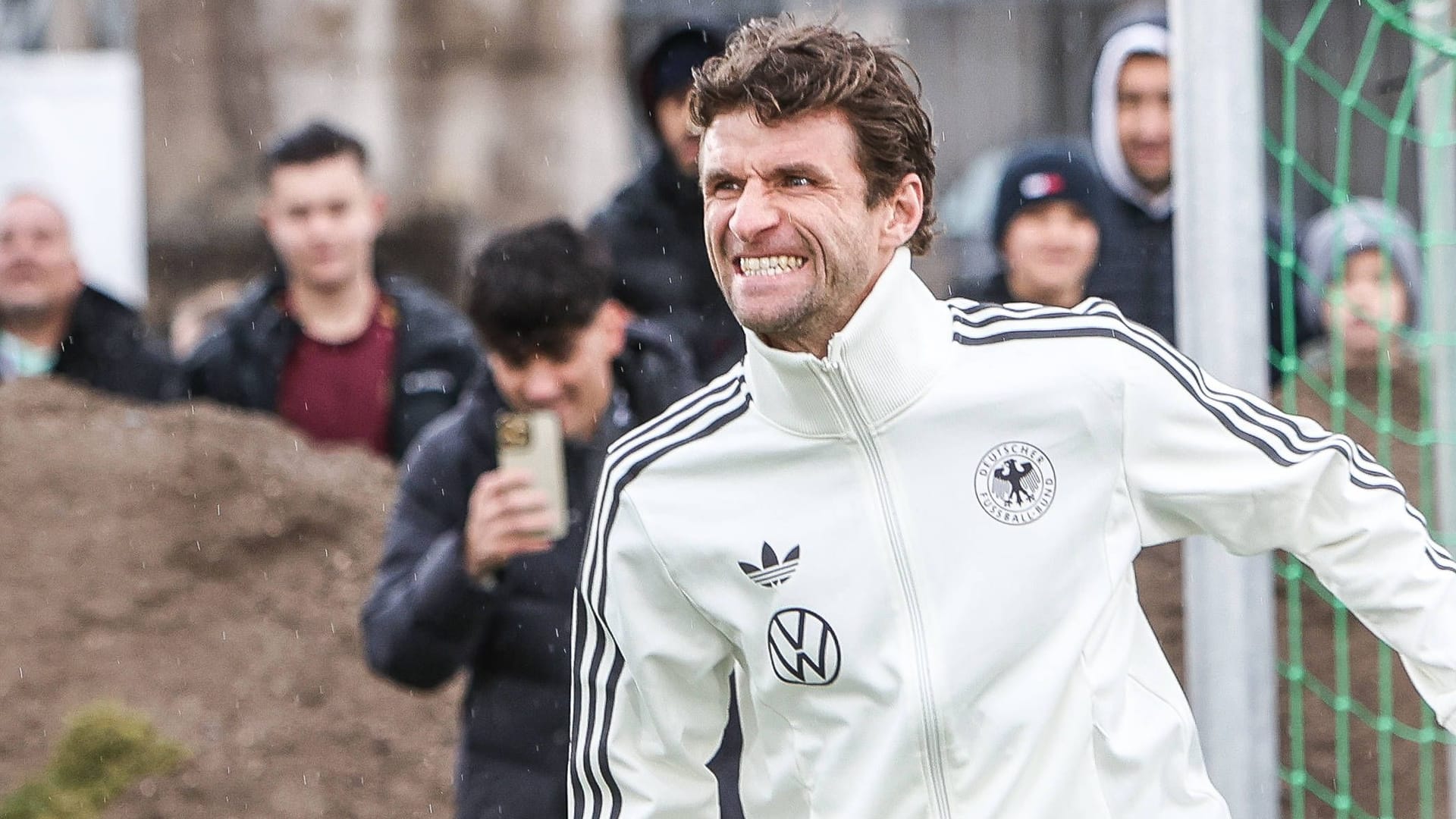 Thomas Müller im Adidas-Trainingsanzug (Symbolbild): Der Ausrüster wollt dem DFB wohl weniger Geld bezahlen als bisher.