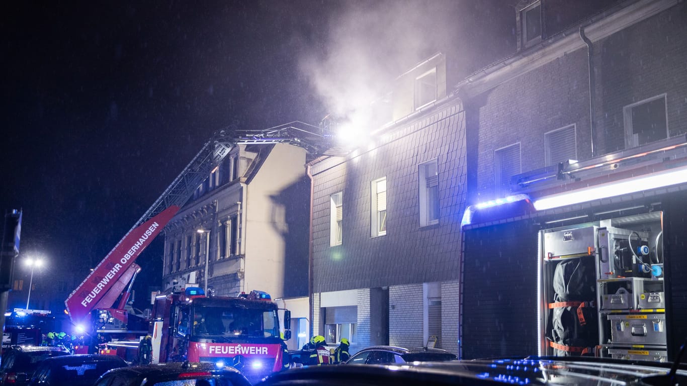 Ein Mehrfamilienhaus in Oberhausen: Hier brach am Freitag ein Feuer im Keller aus.