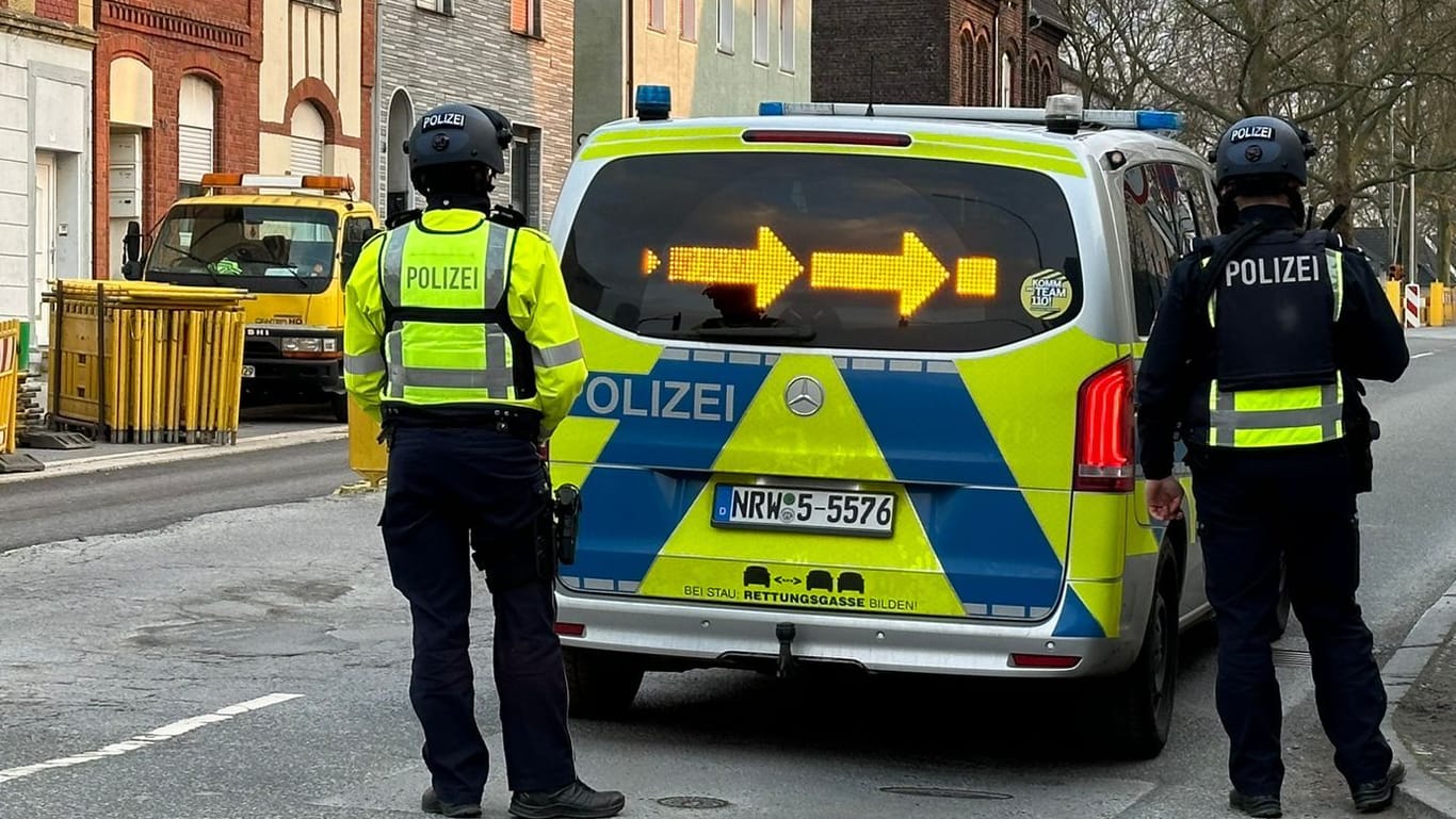 Beamte sperren die Provinzialstraße in Dortmund ab.