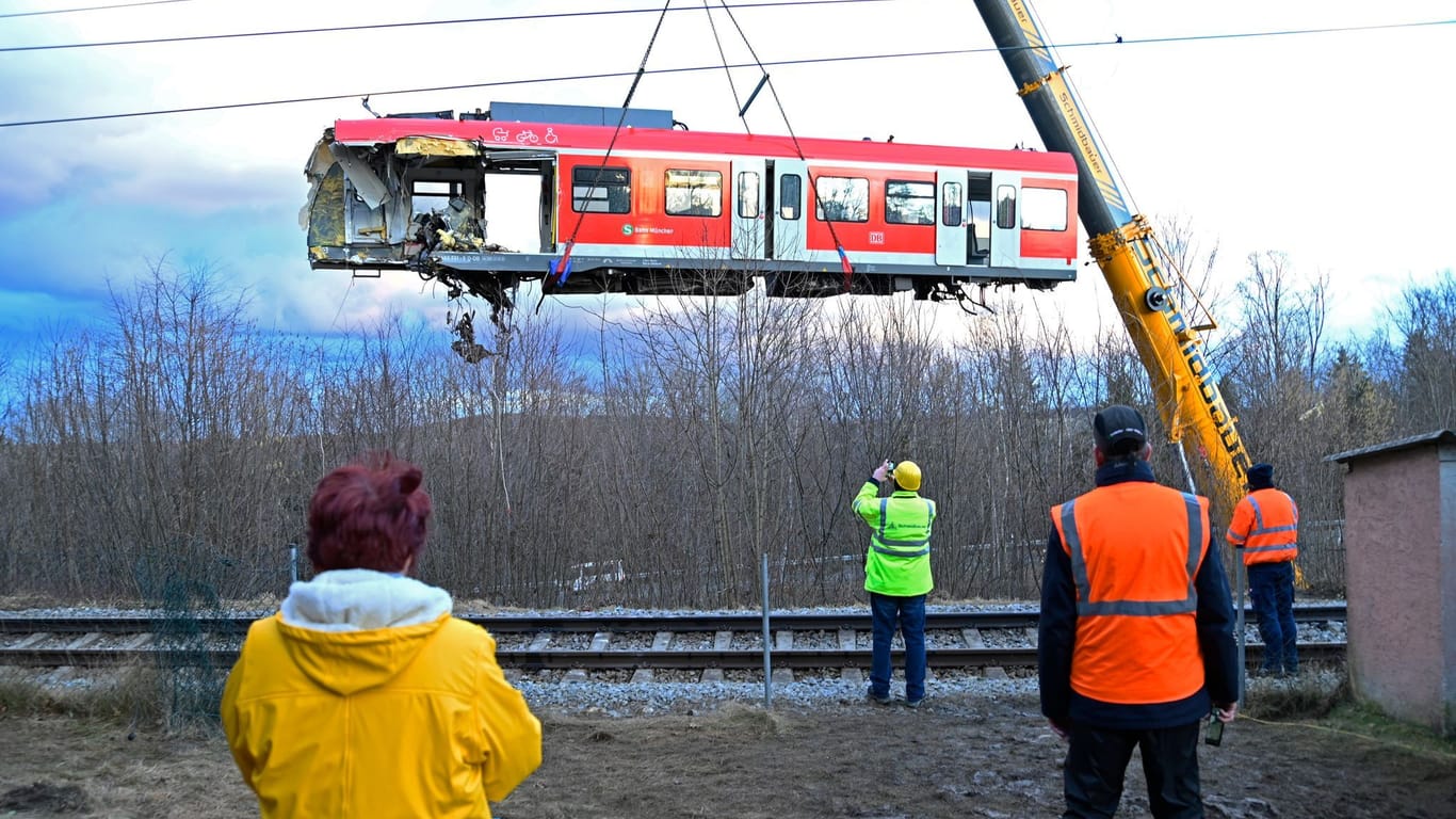 Mit einem Spezialkran heben Techniker den Triebwagen von einem der beiden verunglückten S-Bahn Züge von den Schienen.