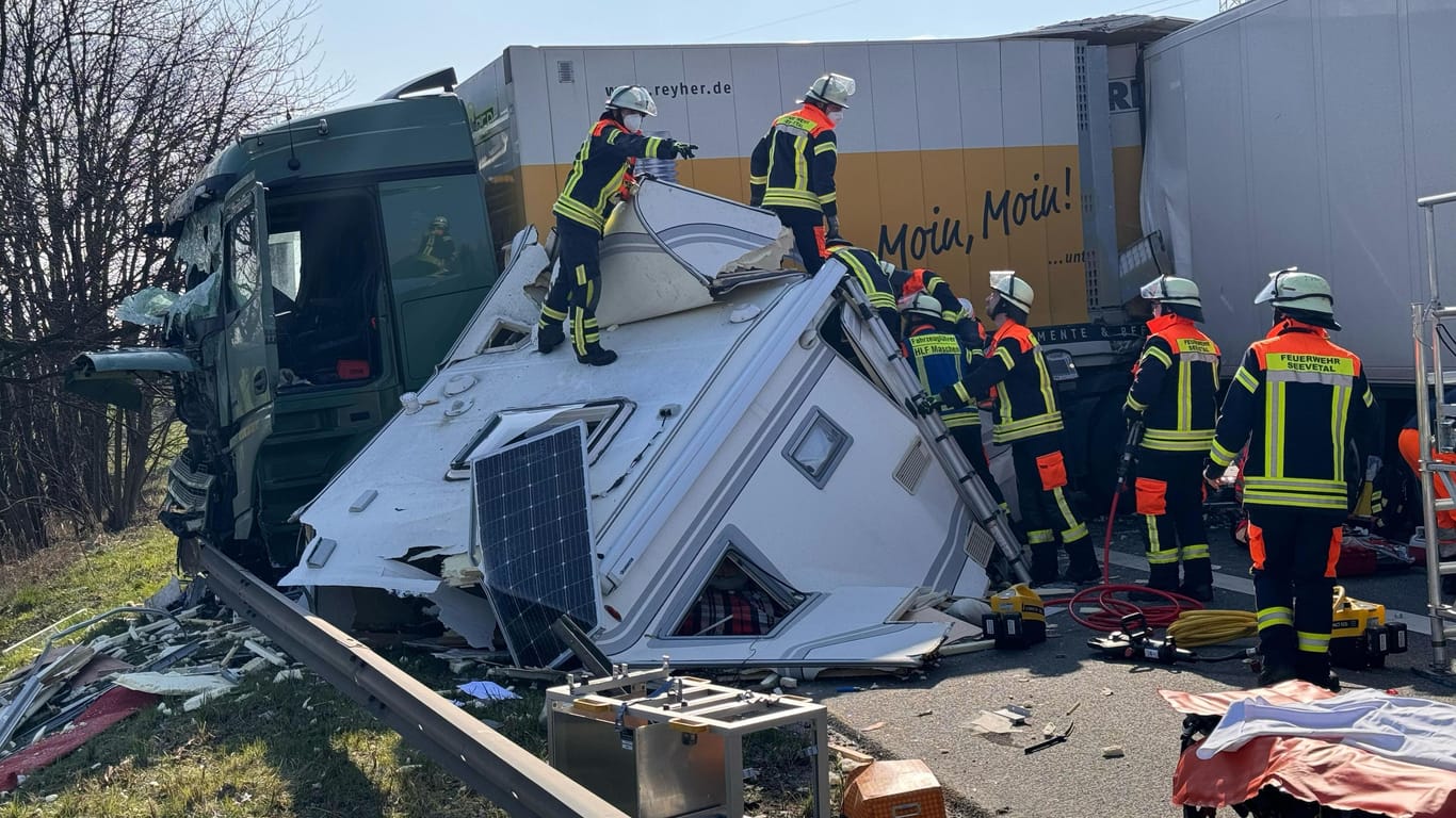 Das zerstörte Wohnmobil: Auf der A1 kurz hinter dem Maschener Kreuz in Fahrtrichtung Harburg kam es zu einem schweren Verkehrsunfall.