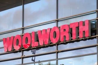 Schriftzug von Woolworth: Insgesamt 13 Filialen der Discounterkette gibt es derzeit in Hamburg.