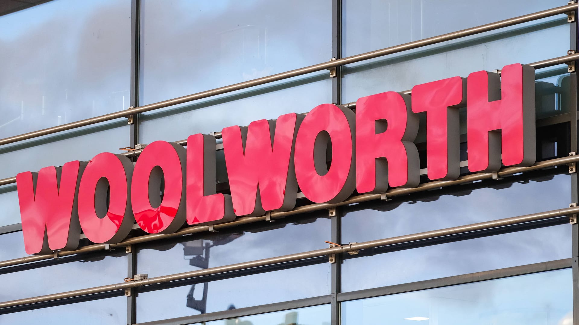 Schriftzug von Woolworth: Insgesamt 13 Filialen der Discounterkette gibt es derzeit in Hamburg. Schriftzug von Woolworth: Insgesamt 13 Filialen der Discounterkette gibt es derzeit in Hamburg.