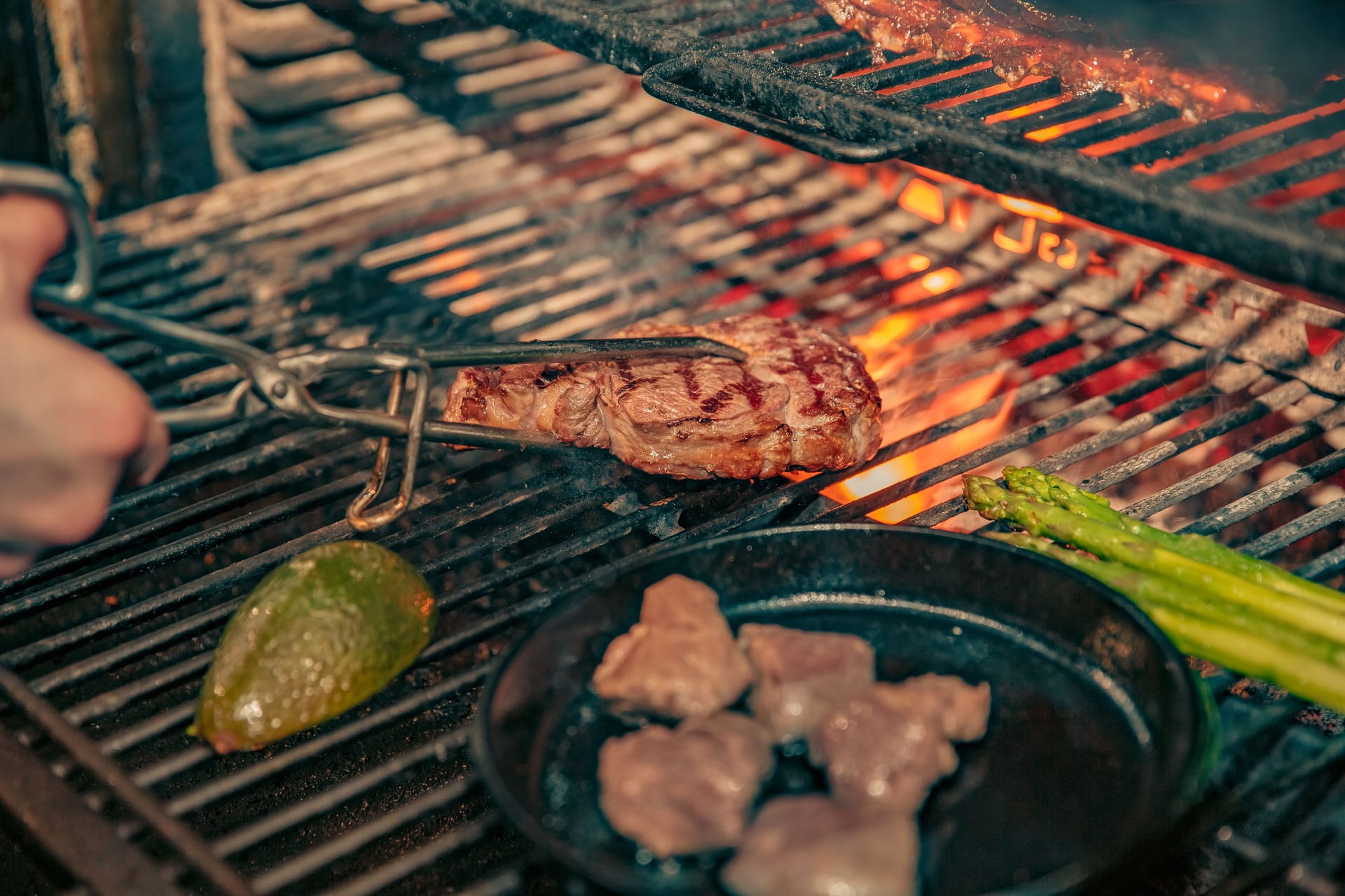 Bei den Oster-Angeboten bei Amazon können Sie zusätzlich sparen: Der hochwertige Gasgrill von Weber ist jetzt zu einem besonders günstigen Preis erhältlich. (Symbolbild)