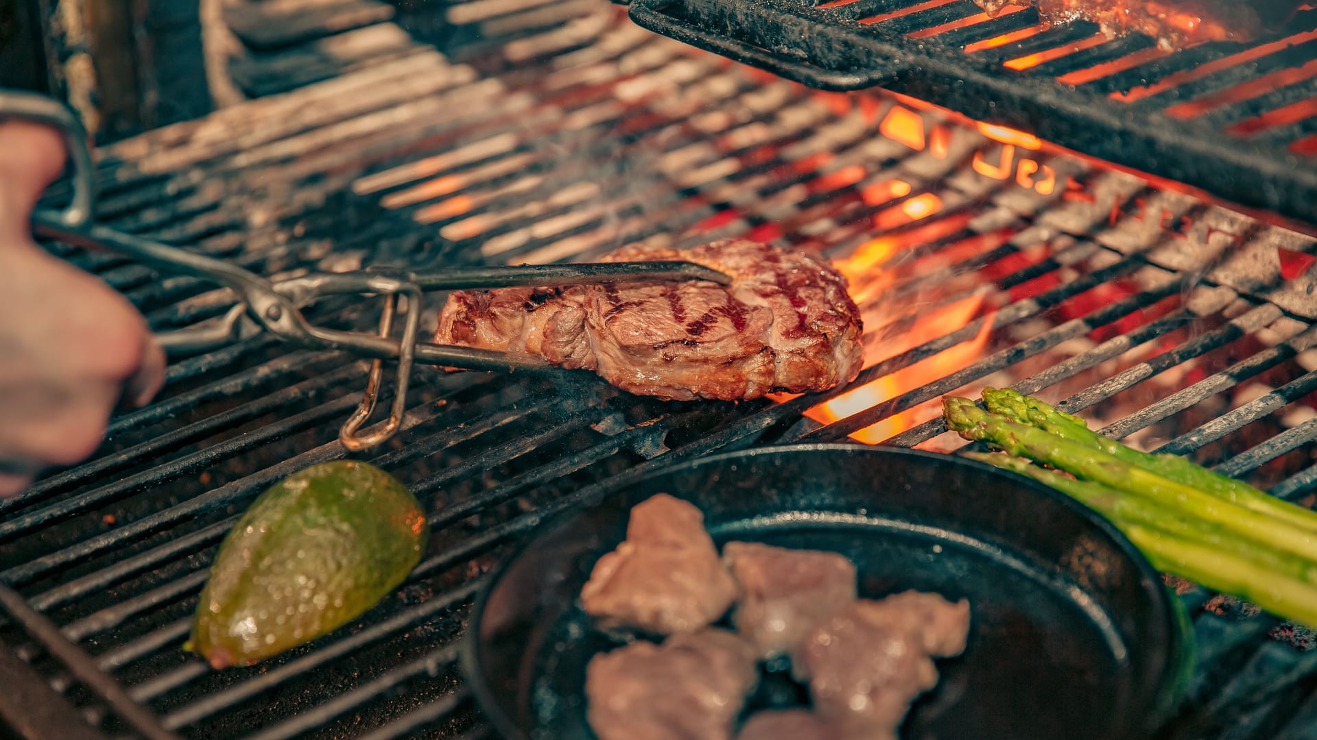 Bei den Oster-Angeboten bei Amazon können Sie zusätzlich sparen: Der hochwertige Gasgrill von Weber ist jetzt zu einem besonders günstigen Preis erhältlich. (Symbolbild)