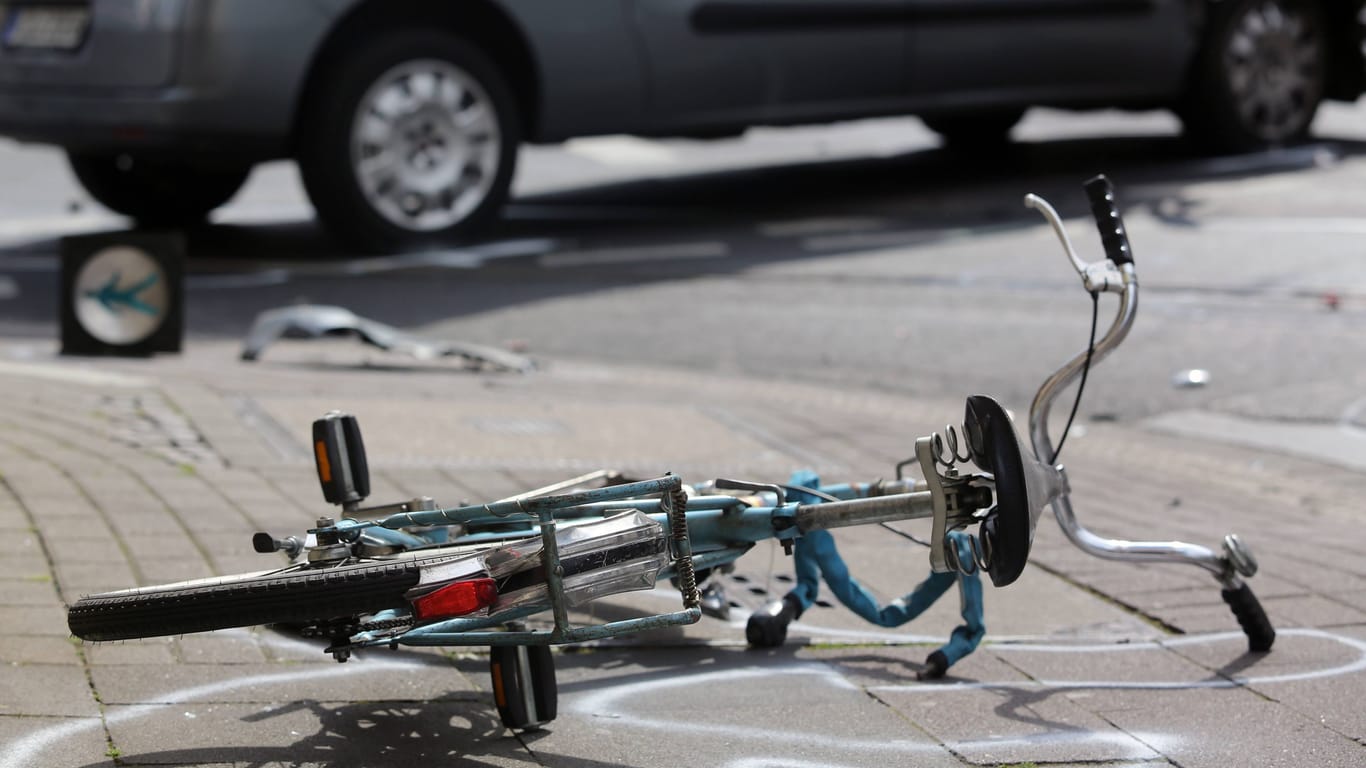 Ein Fahrrad liegt nach einem Verkehrsunfall auf der Straße (Symbolbild): In Sürth ist eine Radfahrerin angefahren worden.Ein Fahrrad liegt nach einem Verkehrsunfall auf der Straße (Symbolbild): In Sürth ist eine Radfahrerin angefahren worden.