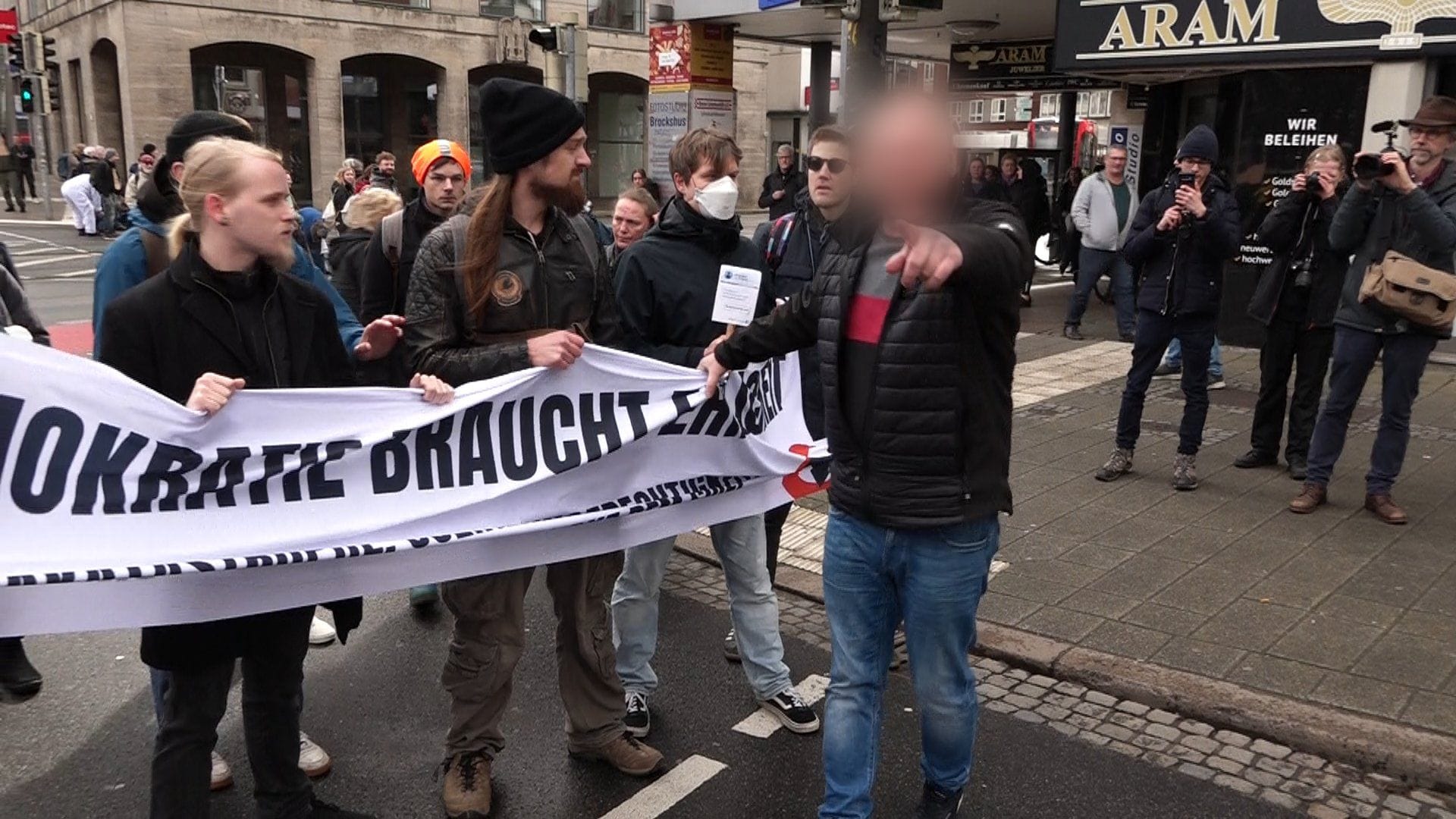 Aktivisten der "Letzten Generation" blockieren eine Kreuzung in der Bremer Innenstadt: Ein Autofahrer rastet daraufhin aus.