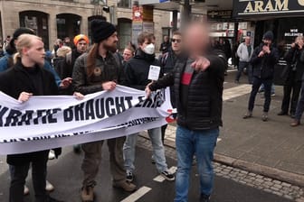 Aktivisten der "Letzten Generation" blockieren eine Kreuzung in der Bremer Innenstadt: Ein Autofahrer rastet daraufhin aus.