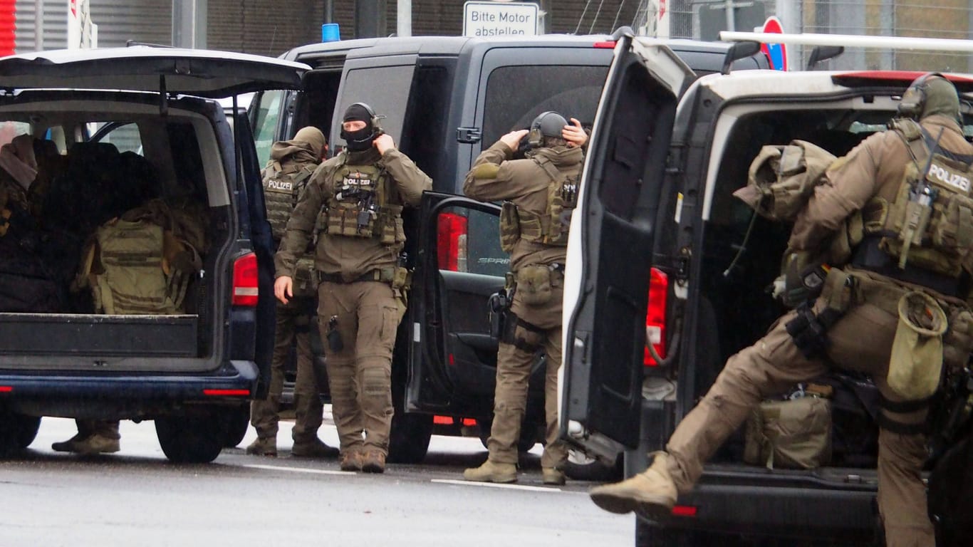 Polizisten während eines Einsatzes am Hamburger Flughafen: Am 4. November hat ein Mann seine Tochter dorthin entführt.