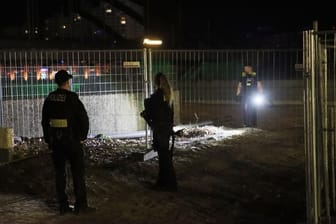 Suche nach verdächtiger Person: Die Berliner Polizei im Einsatz an einer Baustelle für die Verlängerung der A100.