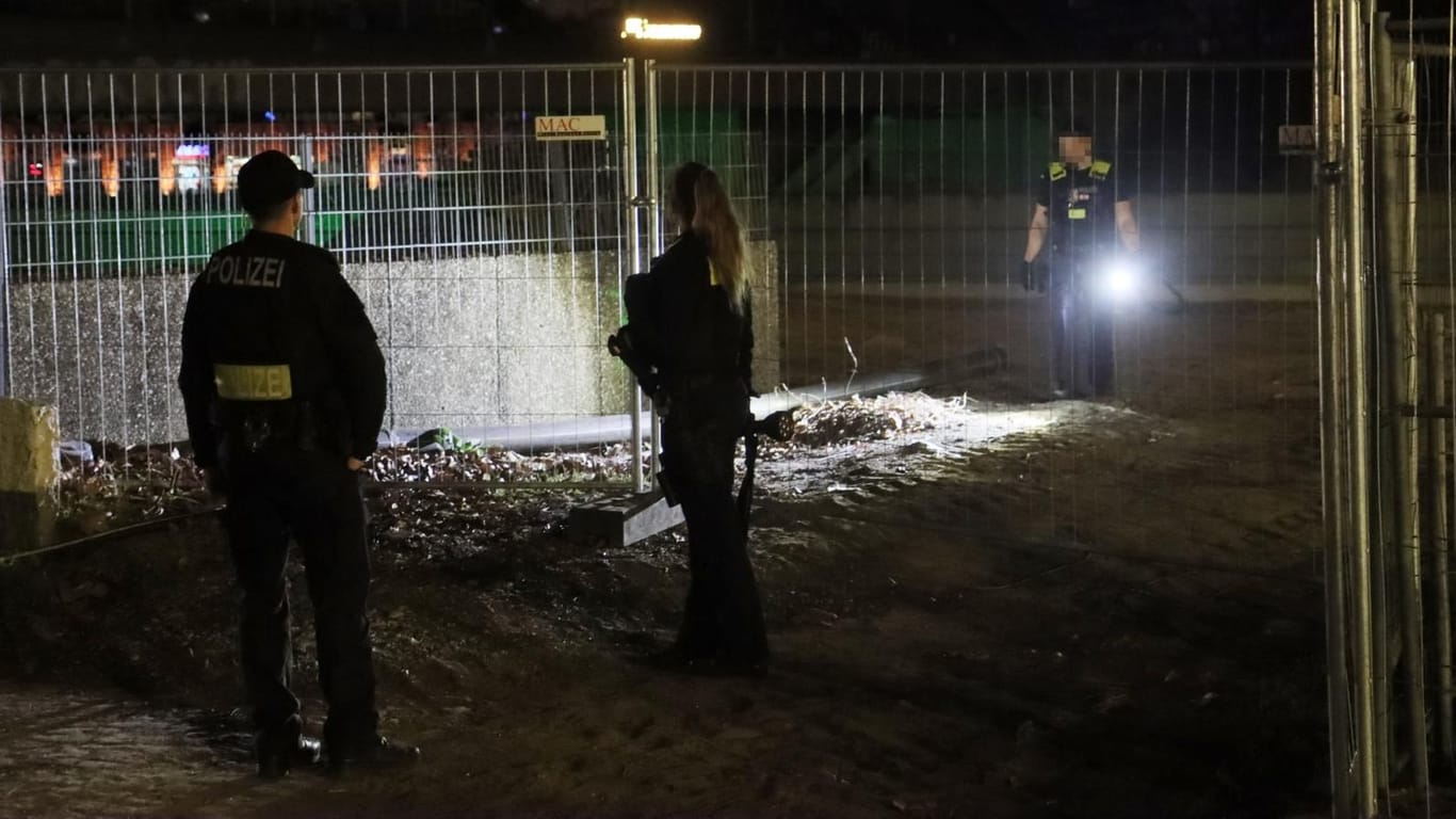 Suche nach verdächtiger Person: Die Berliner Polizei im Einsatz an einer Baustelle für die Verlängerung der A100.