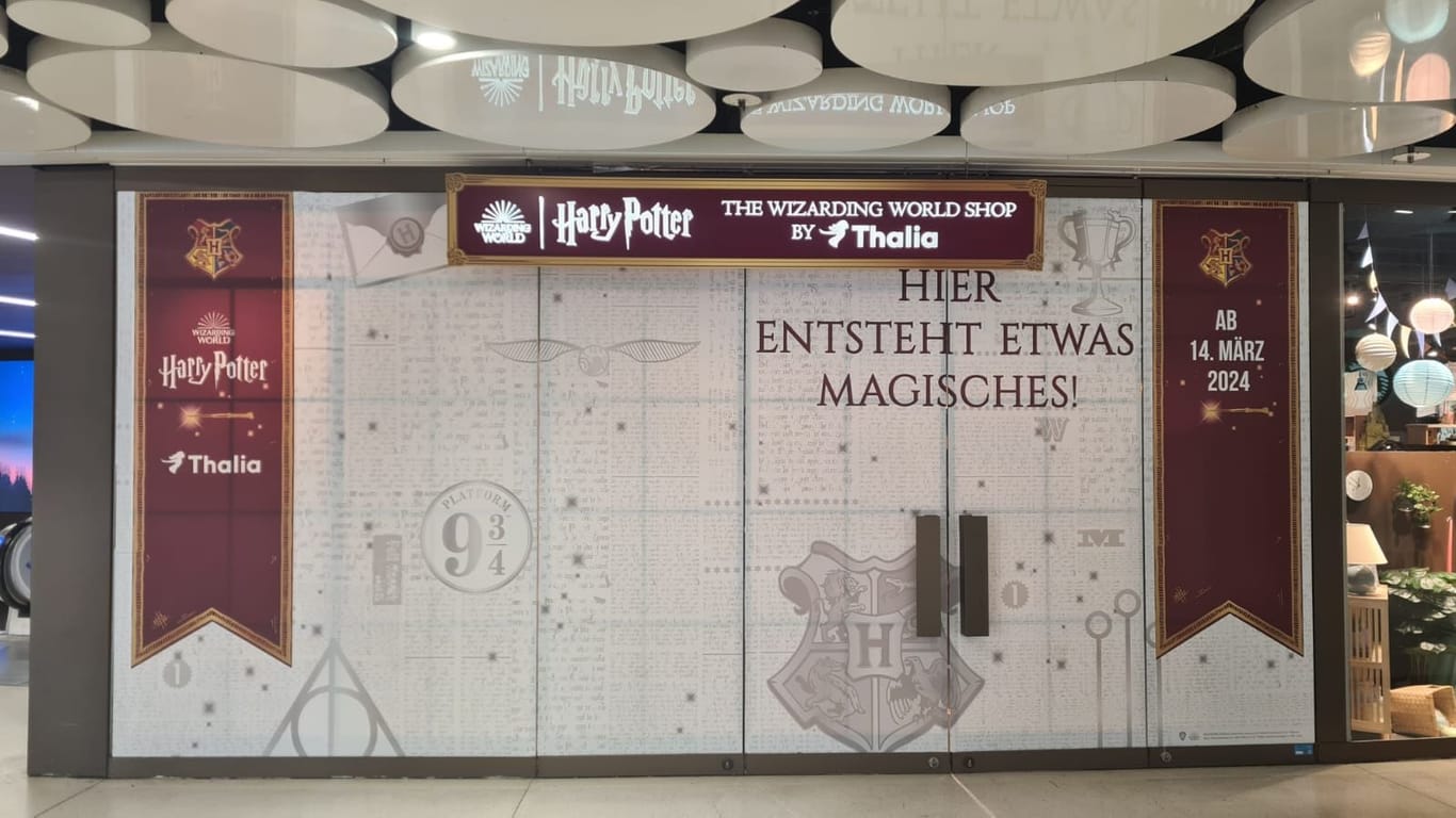 Noch sind die Türen geschlossen: Am Donnerstag, 14. März, eröffnet der Harry-Potter-Store in den Stachus Passagen für die Kunden.