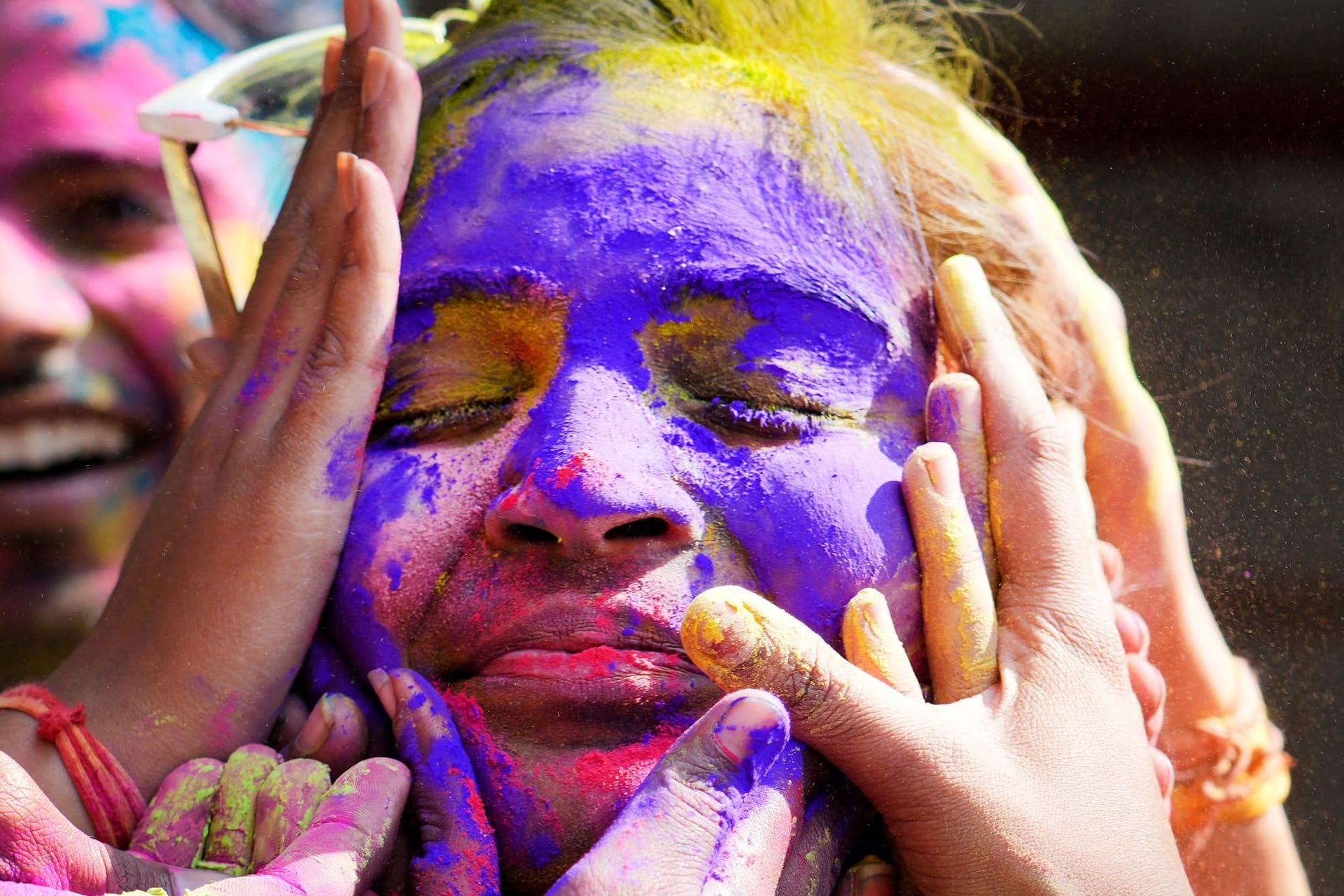 Schulkinder spielen mit farbigen Pulvern vor dem Holi Festival (Archivbild): Das Fest der Farben wird am 25. März begangen.