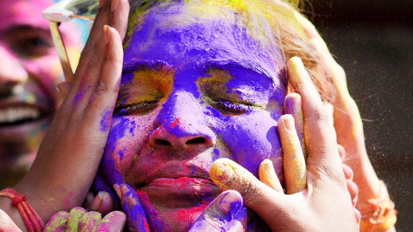 Schulkinder spielen mit farbigen Pulvern vor dem Holi Festival (Archivbild): Das Fest der Farben wird am 25. März begangen.