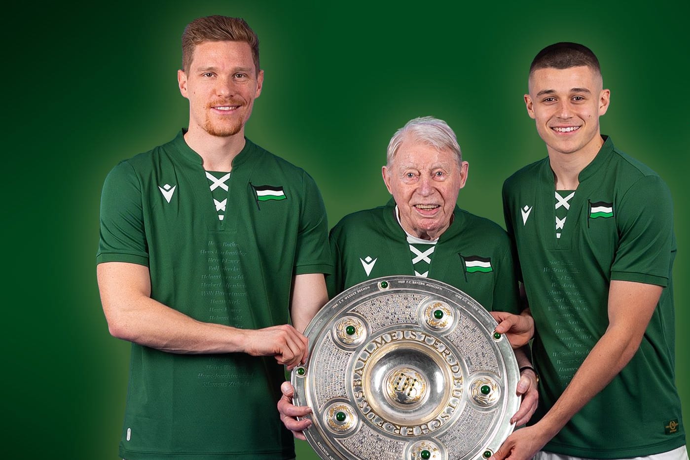 Marcel Halstenberg, 1954er-Meister Rolf Gehrcke und Nicolo Tresoldi (von links): So sieht das neue Sondertrikot von Hannover 96 aus.