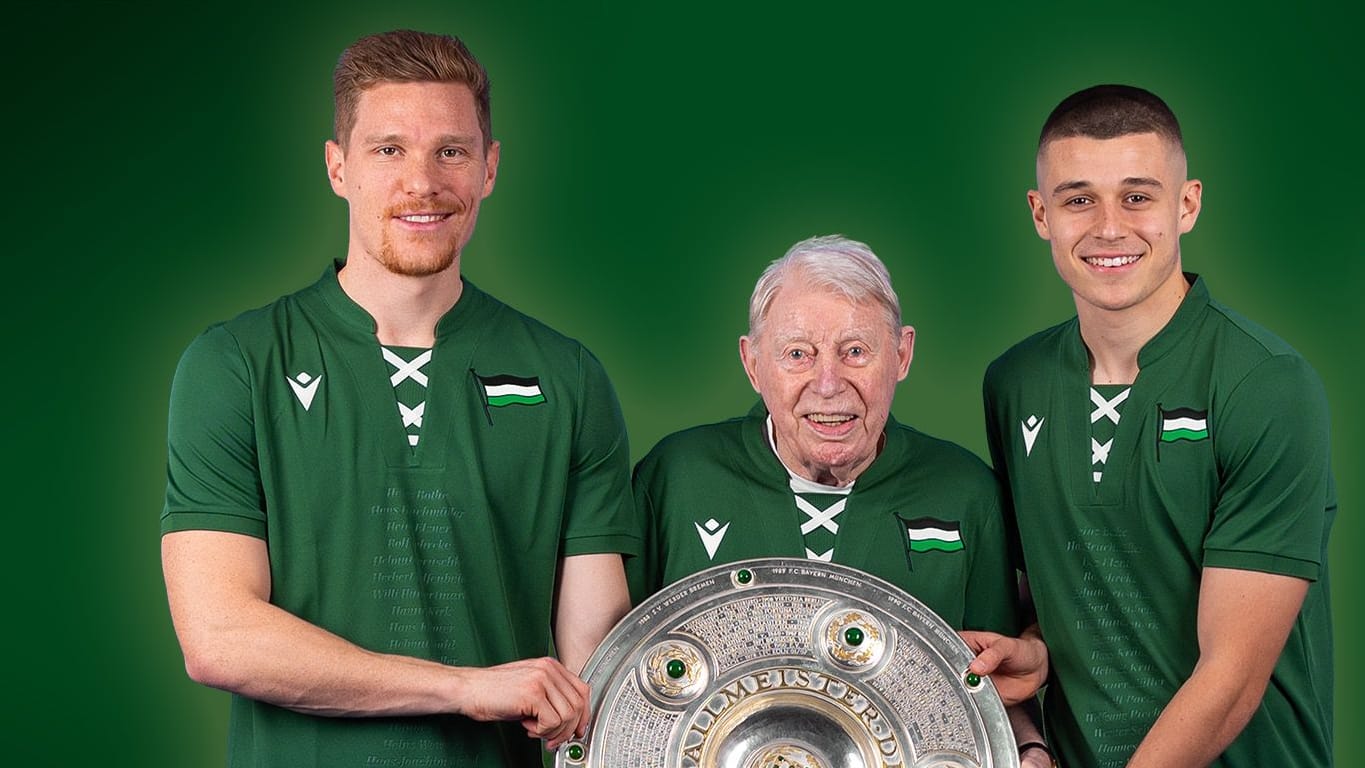 Marcel Halstenberg, 1954er-Meister Rolf Gehrcke und Nicolo Tresoldi (von links): So sieht das neue Sondertrikot von Hannover 96 aus.