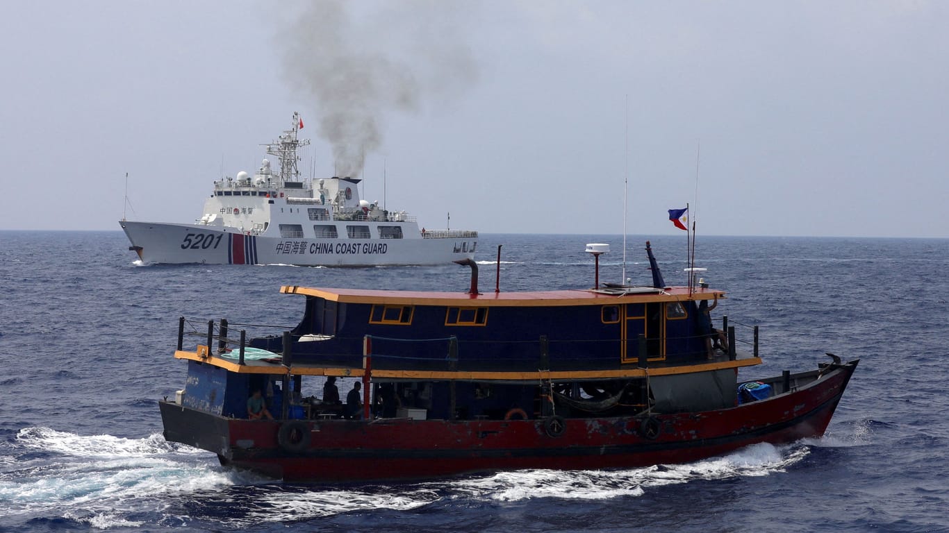 Ein Boot der Philippinen vor einem chinesischen Schiff: Immer wieder kommt es im Südchinesischen Meer zu Konflikten.