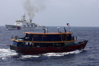 Ein Boot der Philippinen vor einem chinesischen Schiff: Immer wieder kommt es im Südchinesischen Meer zu Konflikten.