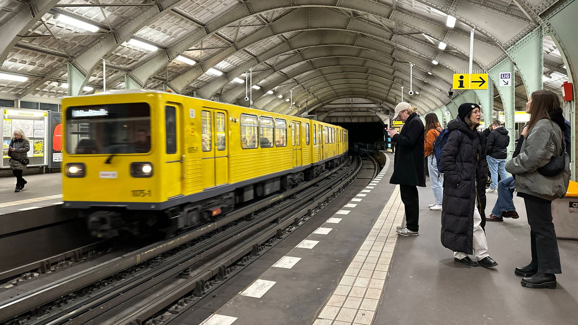 Der U-Bahnhof Hallesches Tor in Berlin (Archivbild): Für Studierende in Berlin kommt bald das Deutschlandticket. Der U-Bahnhof Hallesches Tor in Berlin (Archivbild): Für Studierende in Berlin kommt bald das Deutschlandticket.