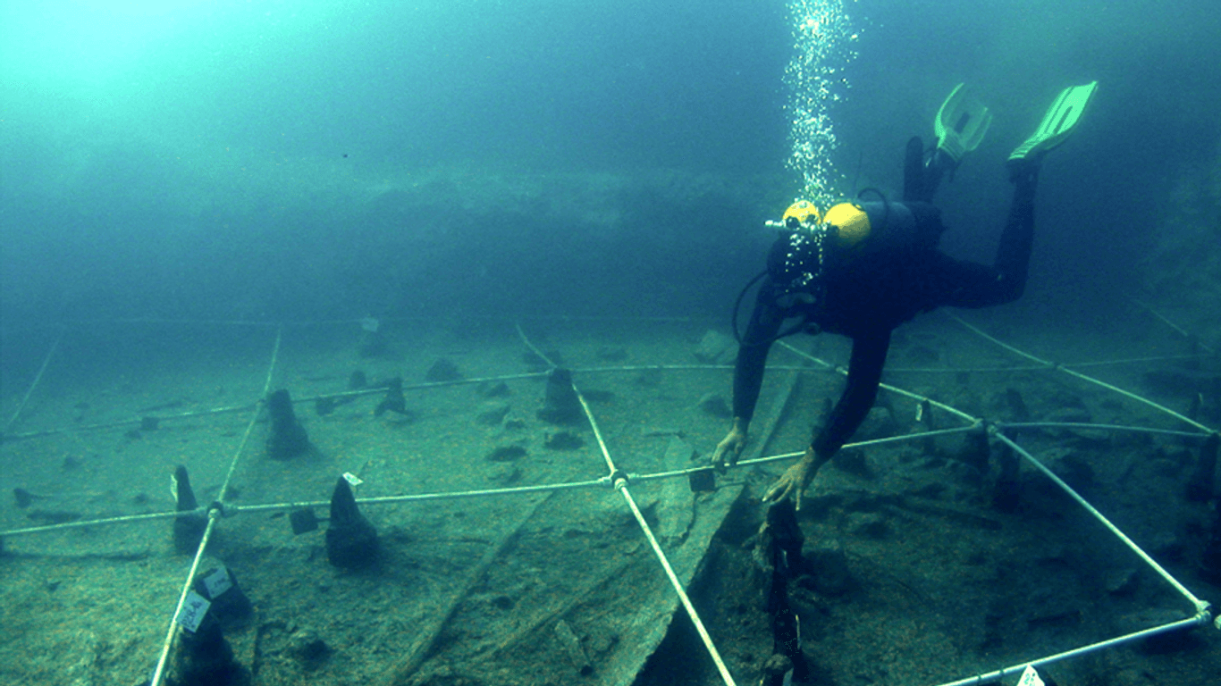 Taucher finden 7.000 Jahre alte Kanus: Diese geben Aufschluss über die frühere Schifffahrt.