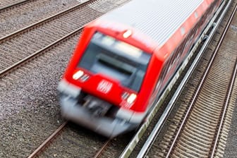 Eine S-Bahn in Hamburg (Symbolfoto): Ein 38-Jähriger hat sich auf der Fahrt nach Pinneberg vor zwei 15- und 16-jährigen Mädchen entblößt.