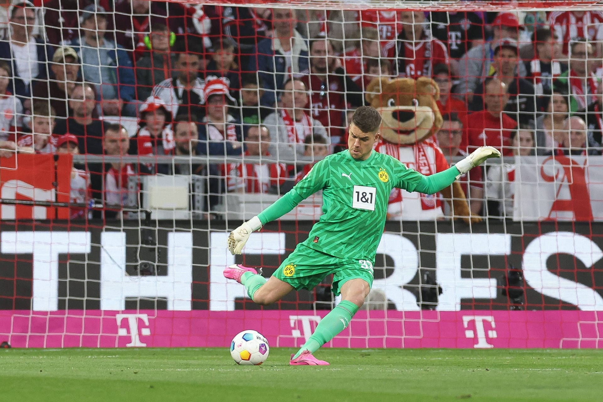 Alexander Meyer: Erlebte einen ruhigen Start gegen den deutschen Rekordmeister, wurde immer wieder als Anspielstation von seiner Abwehrkette gesucht und behielt die Ruhe. Hatte nach 23 Minuten Glück, als Harry Kane seinen Kopfball neben das Tor setzte. Präsentierte sich sonst hellwach. In der 75. Minute reagierte er glänzend bei einem Distanzschuss von Kingsley Coman. Hielt seinen Kasten auch nach einem Freistoß von Joshua Kimmich (80. Minute) sauber. Note: 2