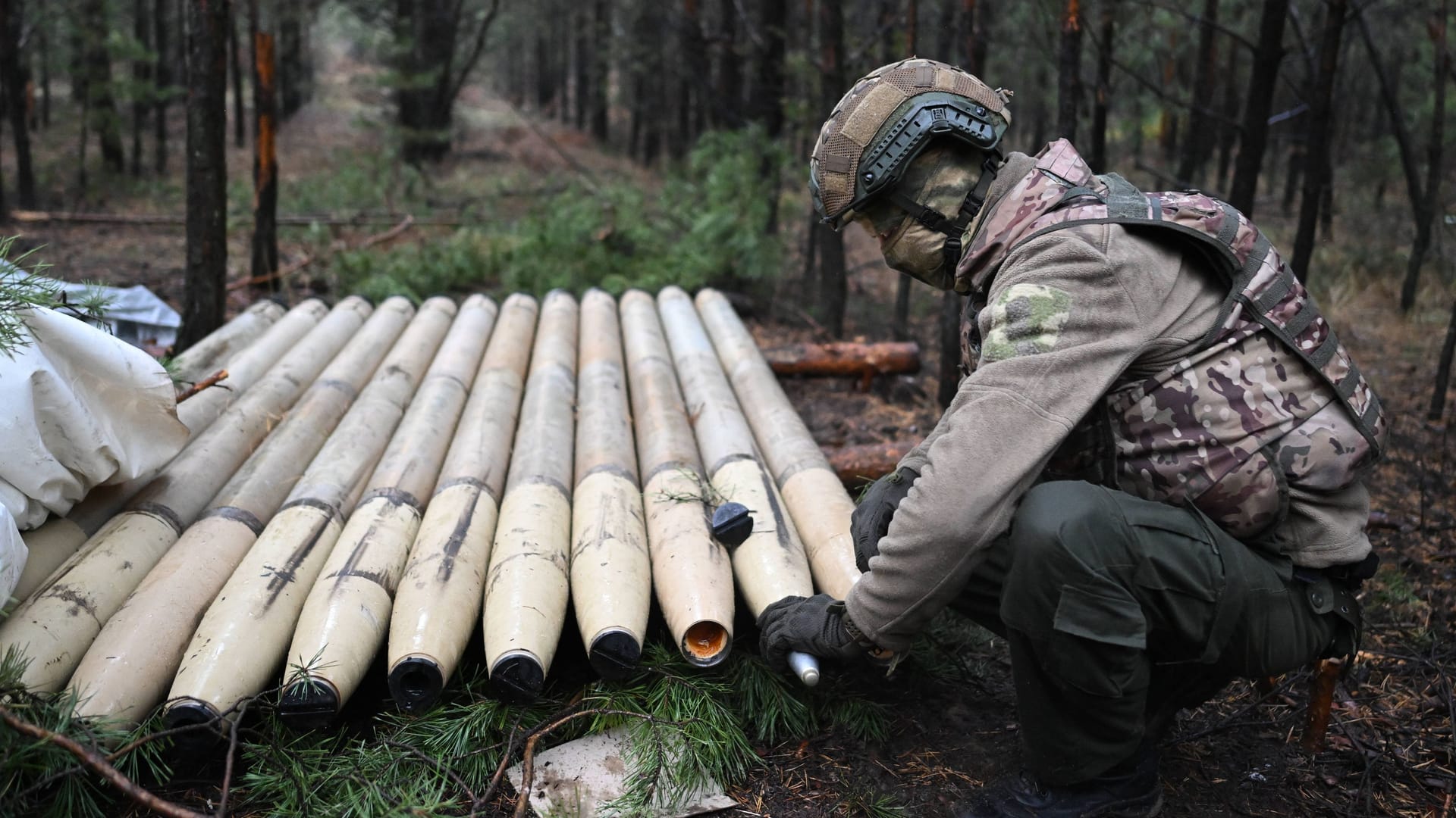 Ein russischer Soldat mit Munition für einen Raketenwerfer (Archivbild): Beim Nachschub für die Artillerie soll Russland die Nase vorn haben.