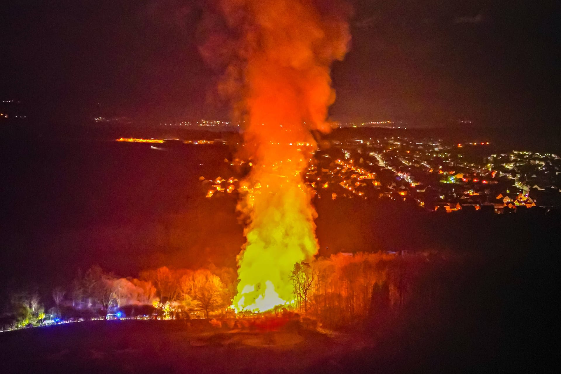 Brennende Heuballen in Neckartenzlingen: Das Feuer könnte auf ein nahegelegenes Waldstück übergreifen.