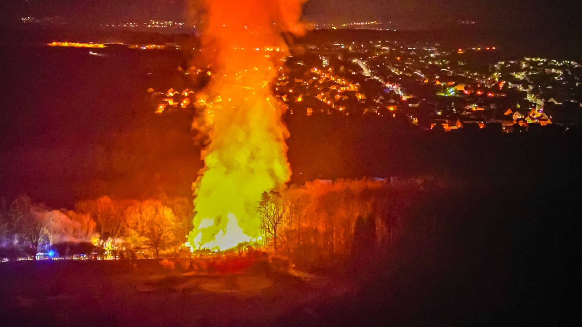 Brennende Heuballen in Neckartenzlingen: Das Feuer könnte auf ein nahegelegenes Waldstück übergreifen.