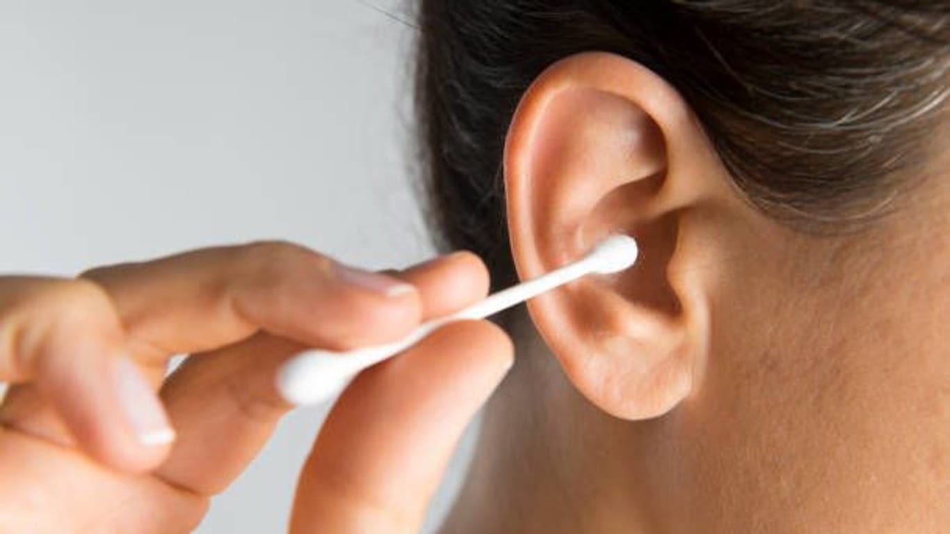 HNO-Ärzte warnen: Wattestäbchen sind zur Reinigung des Ohrinneren gefährlich.