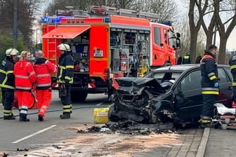 Die Unfallstelle auf der Nincoper Straße kurz vor der Landesgrenze Niedersachsens: Bei dem schweren Verkehrsunfall starb eine Frau.