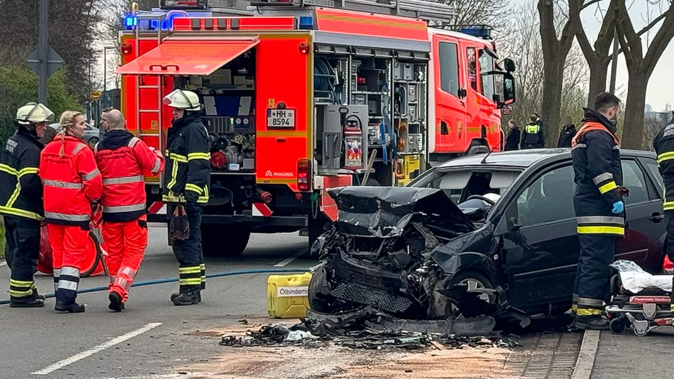 Die Unfallstelle auf der Nincoper Straße kurz vor der Landesgrenze Niedersachsens: Bei dem schweren Verkehrsunfall starb eine Frau.