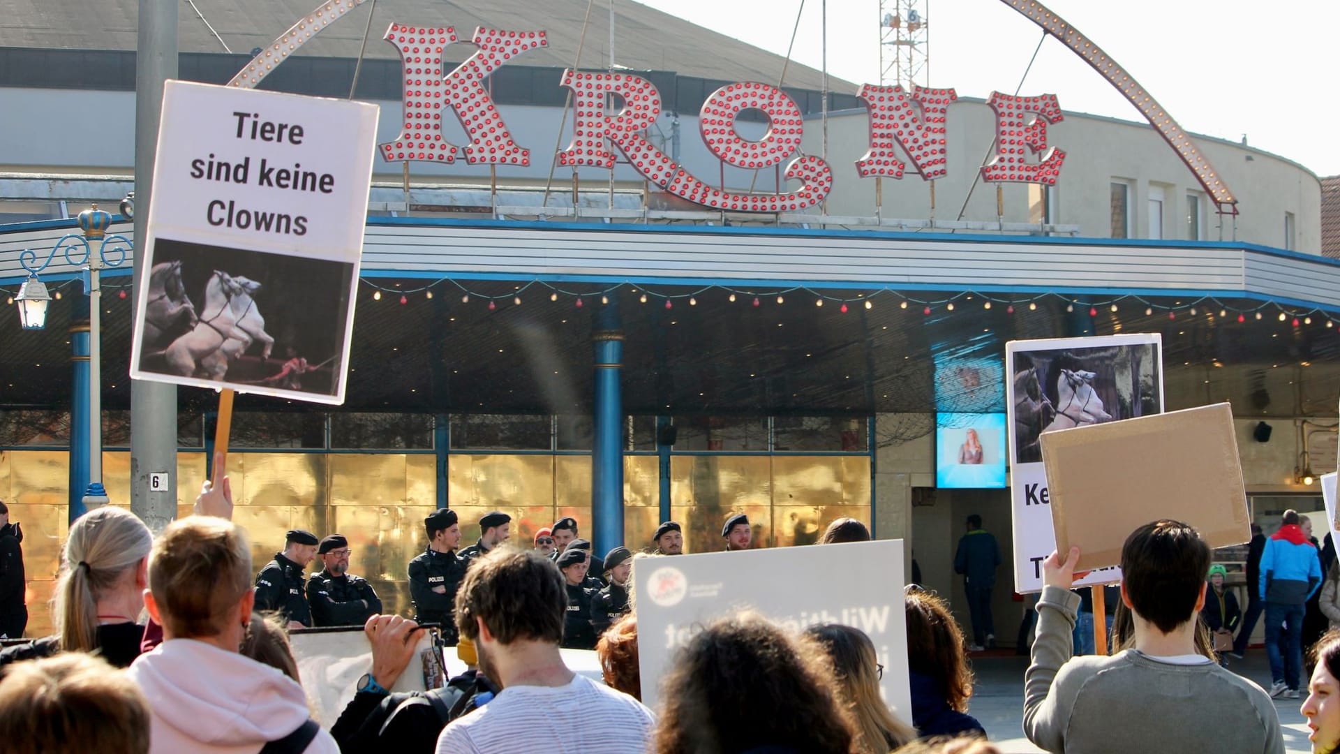 Eine Stunde vor Showbeginn trottet ein Elefant die Marsstraße hinab aufden Kronebau zu. Von dort dudelt fröhliche Zirkusmusik aus denLautsprechern, und doch macht das Tier einen traurigen Eindruck – wasauch an der Eisenkugel liegen mag, die es wie ein Gefangener an einerKette mit sich schleppt.