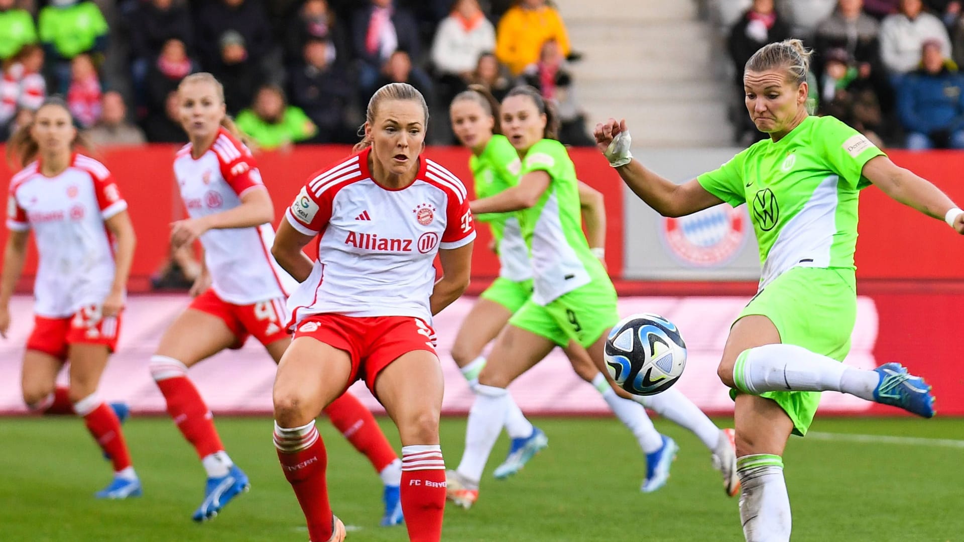 Bayern gegen Wolfsburg: Das Hinspiel entschieden die Münchnerinnen für sich. Bayern gegen Wolfsburg: Das Hinspiel entschieden die Münchnerinnen für sich.