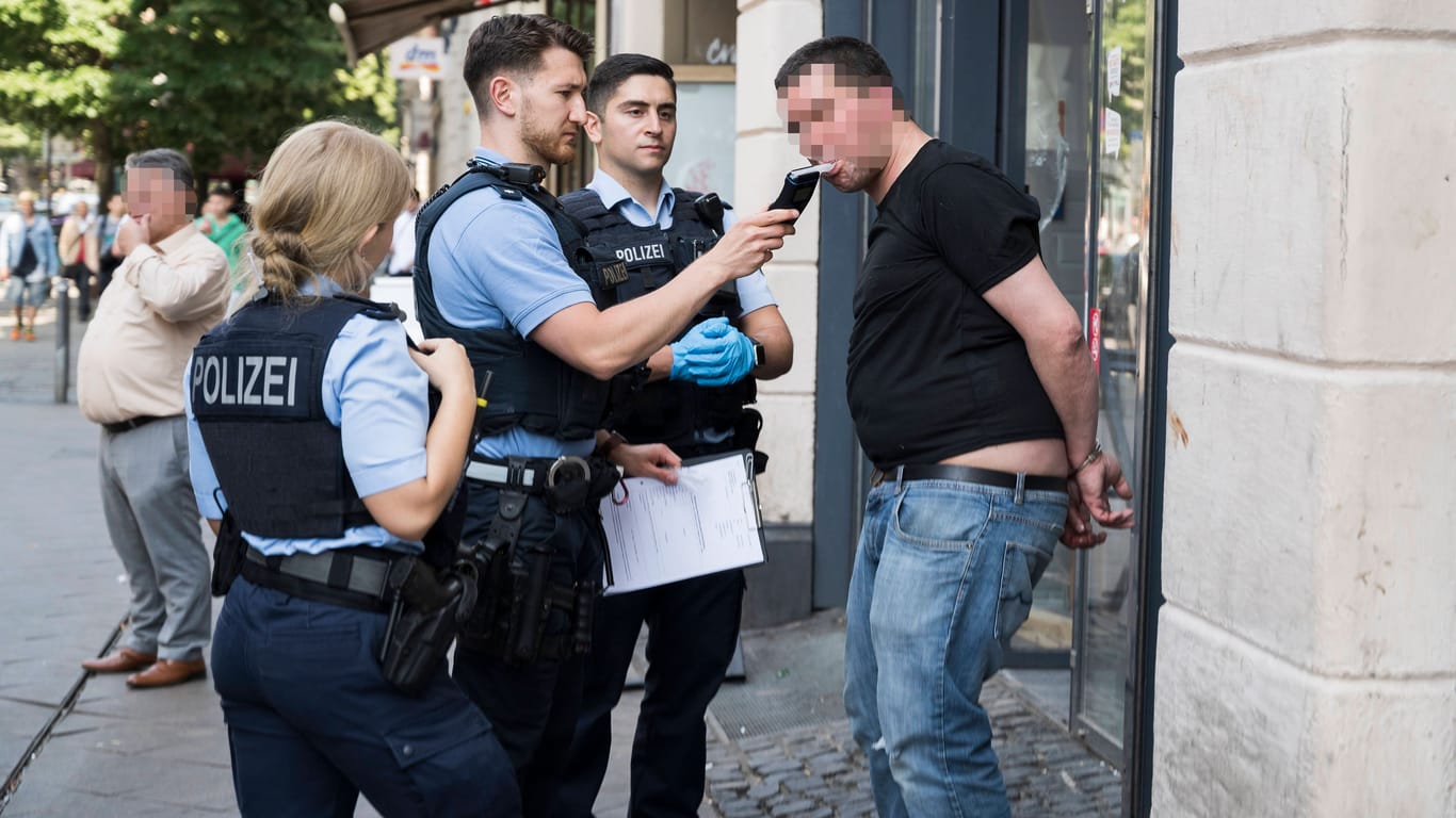 Drogenkontrolle in der Kaiserstraße (Archivfoto): Die Polizei geht verstärkt gegen die Drogenszene in Frankfurt vor.