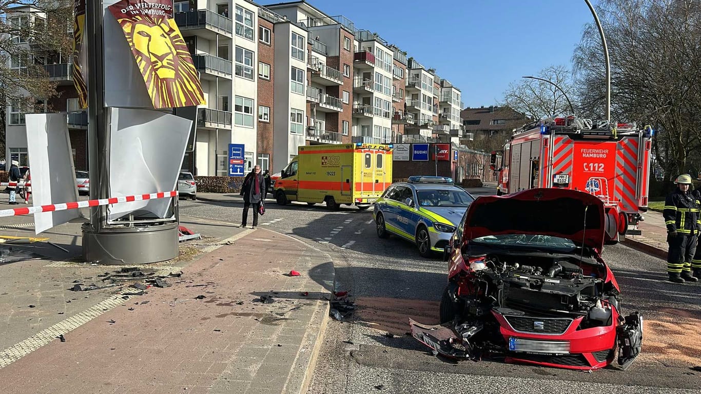 Die Unfallstelle im Stadtteil Niendorf: Eine Frau ist mit ihrem roten Seat frontal gegen eine Litfaßsäule gefahren.