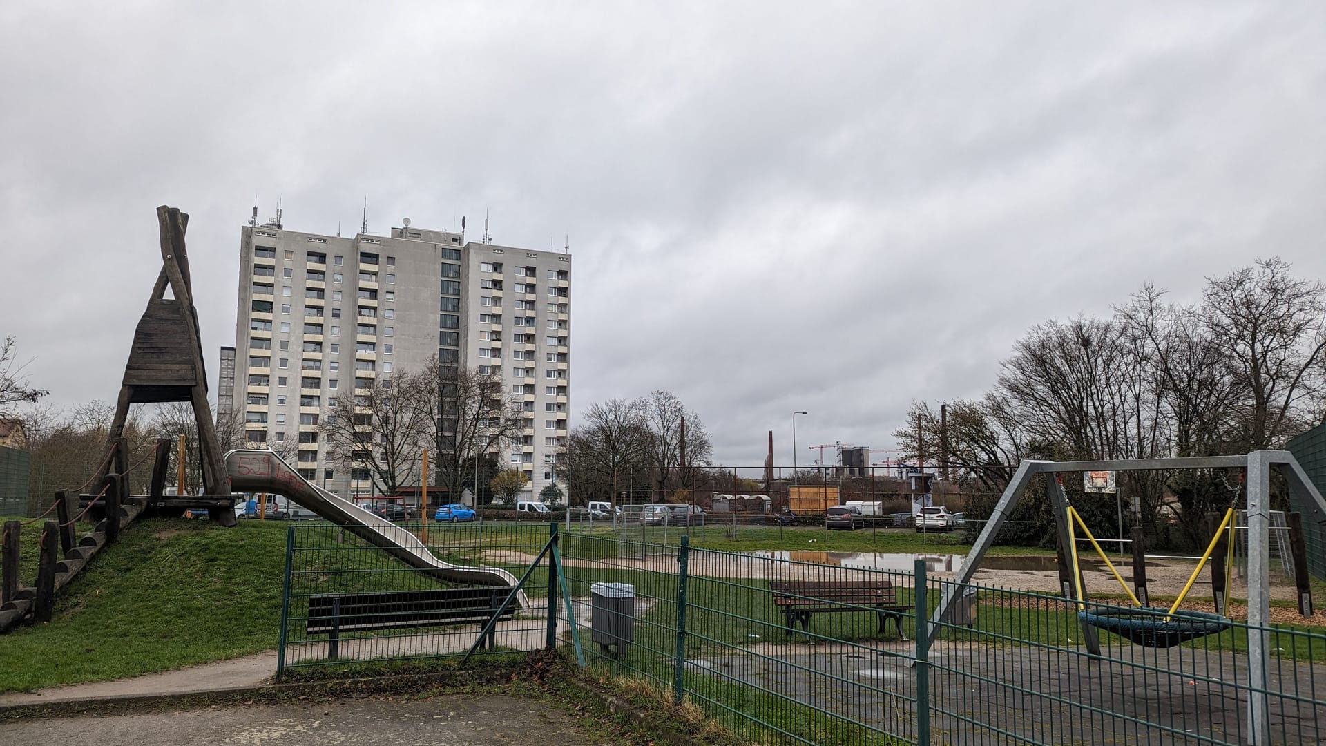 "Acker" in der Henriette-Fürth-Straße in Frankfurt-Goldstein (Schwanheim): Der auf dem Bild zu sehene Kinderspielplatz soll abgerissen werden. Stattdessen wird ein Bauobjekt durchgesetzt.